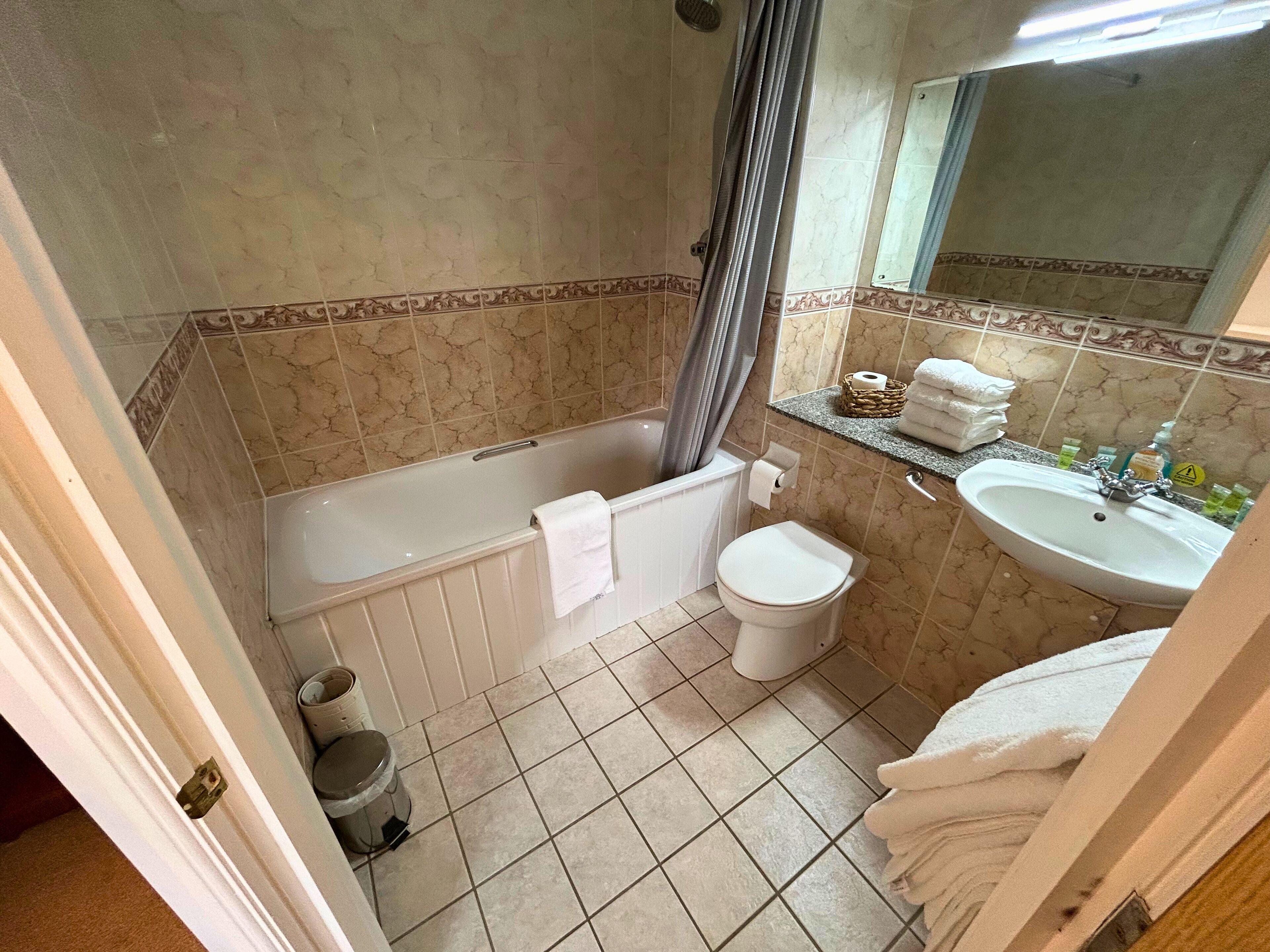 combined shower/bathtub, deep-soaking bathtub, free toiletries