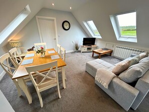 Leilighet | Sengetøy av topp kvalitet, skrivebord og skrivebord for bærbar PC