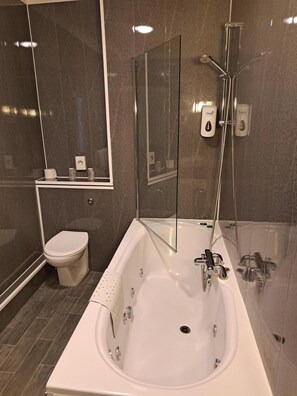 Duschwanne, kostenlose Toilettenartikel, Haartrockner, Handtücher