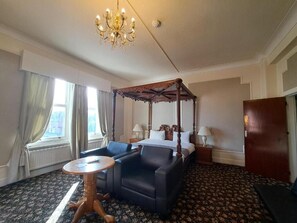 Habitación doble ejecutiva | Decoración personalizada, muebles diferentes y escritorio 