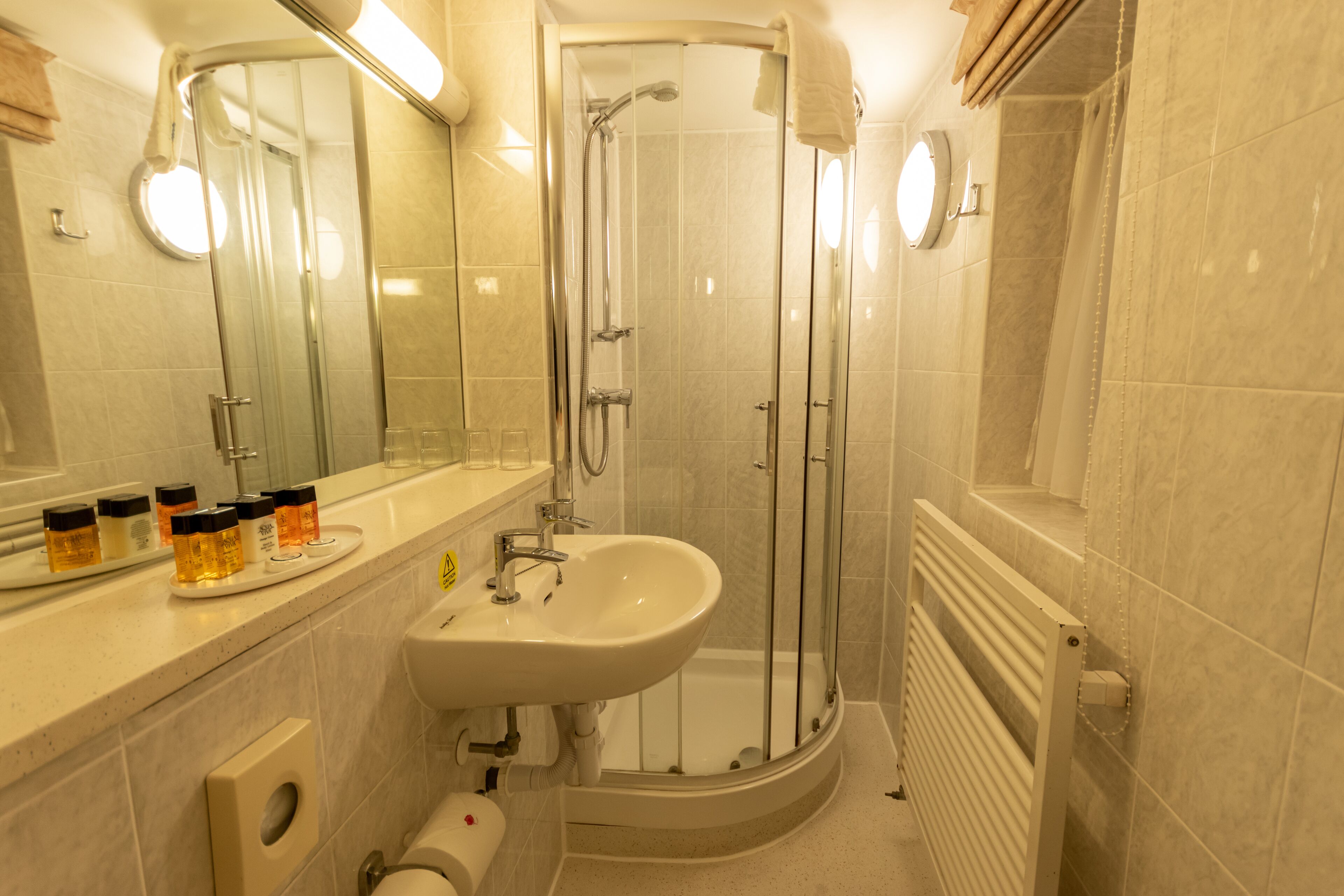 twin room | bathroom | towels