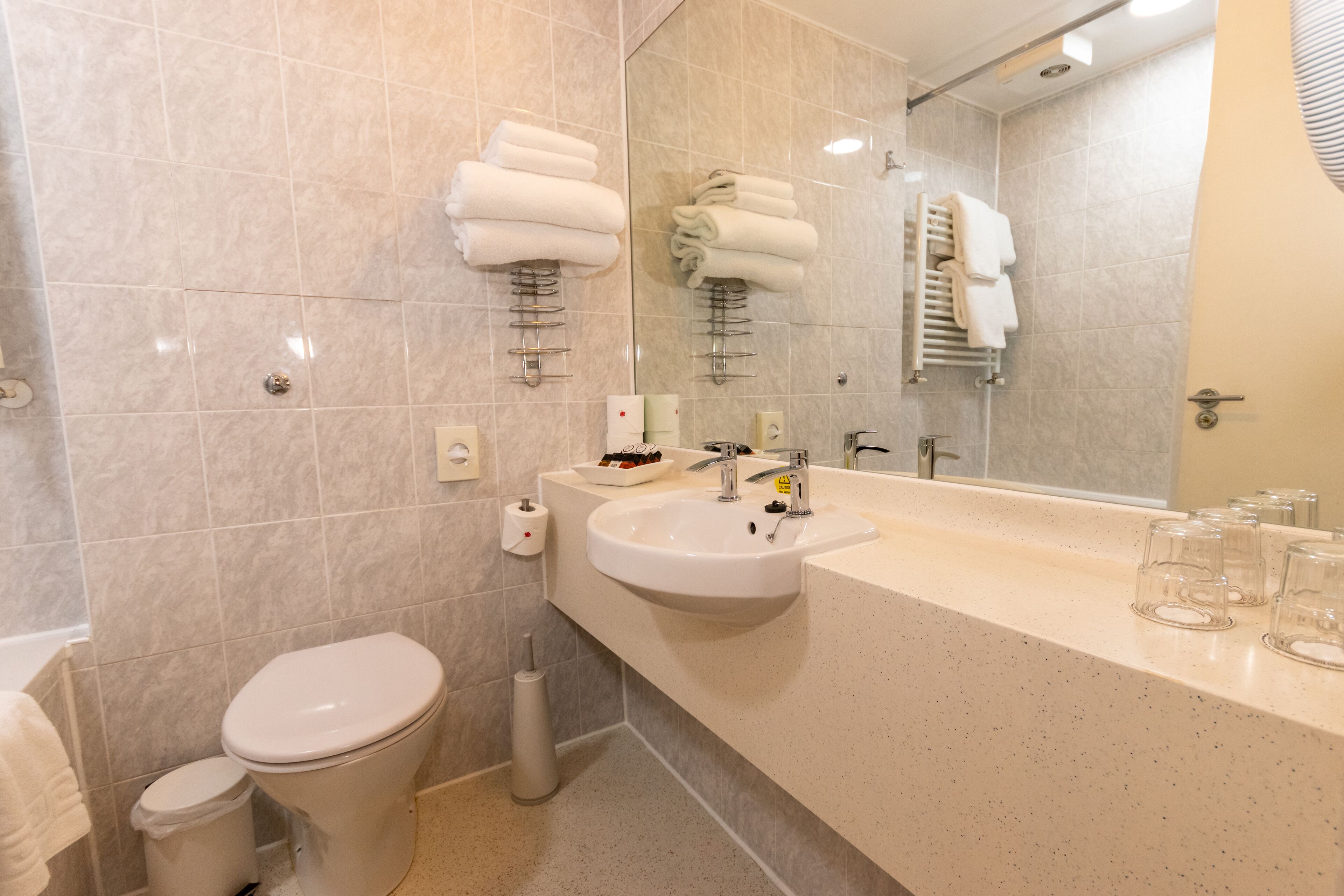 quadruple room | bathroom shower