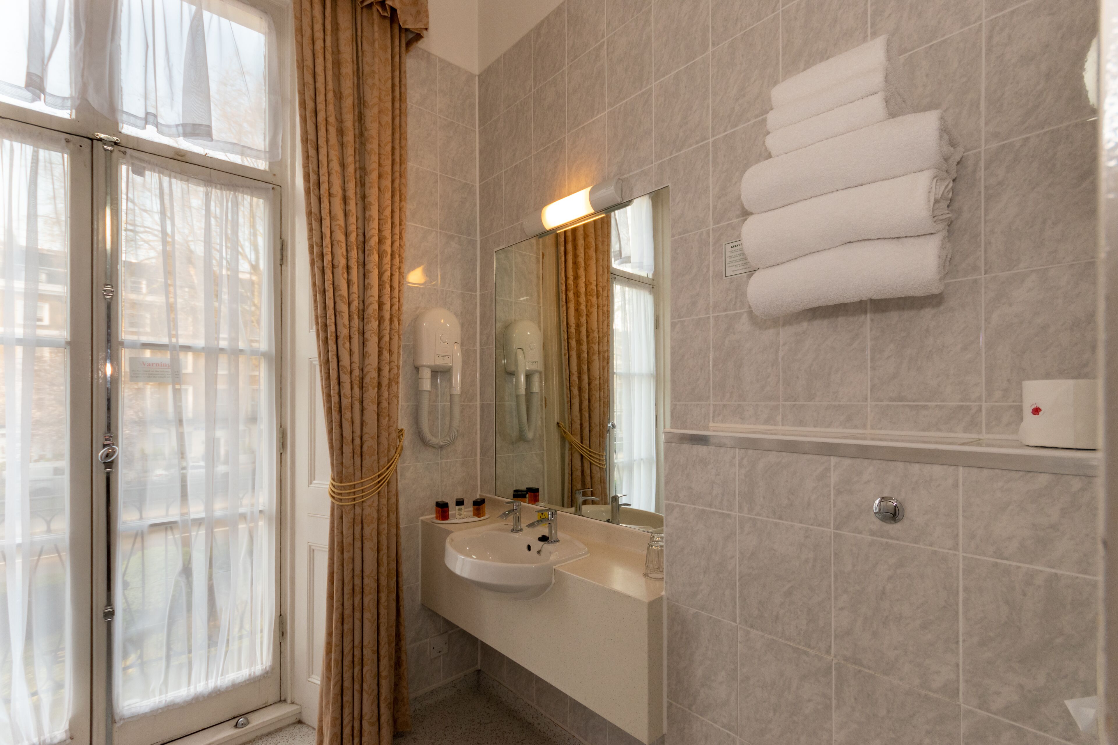 family room (comfort) | bathroom | towels