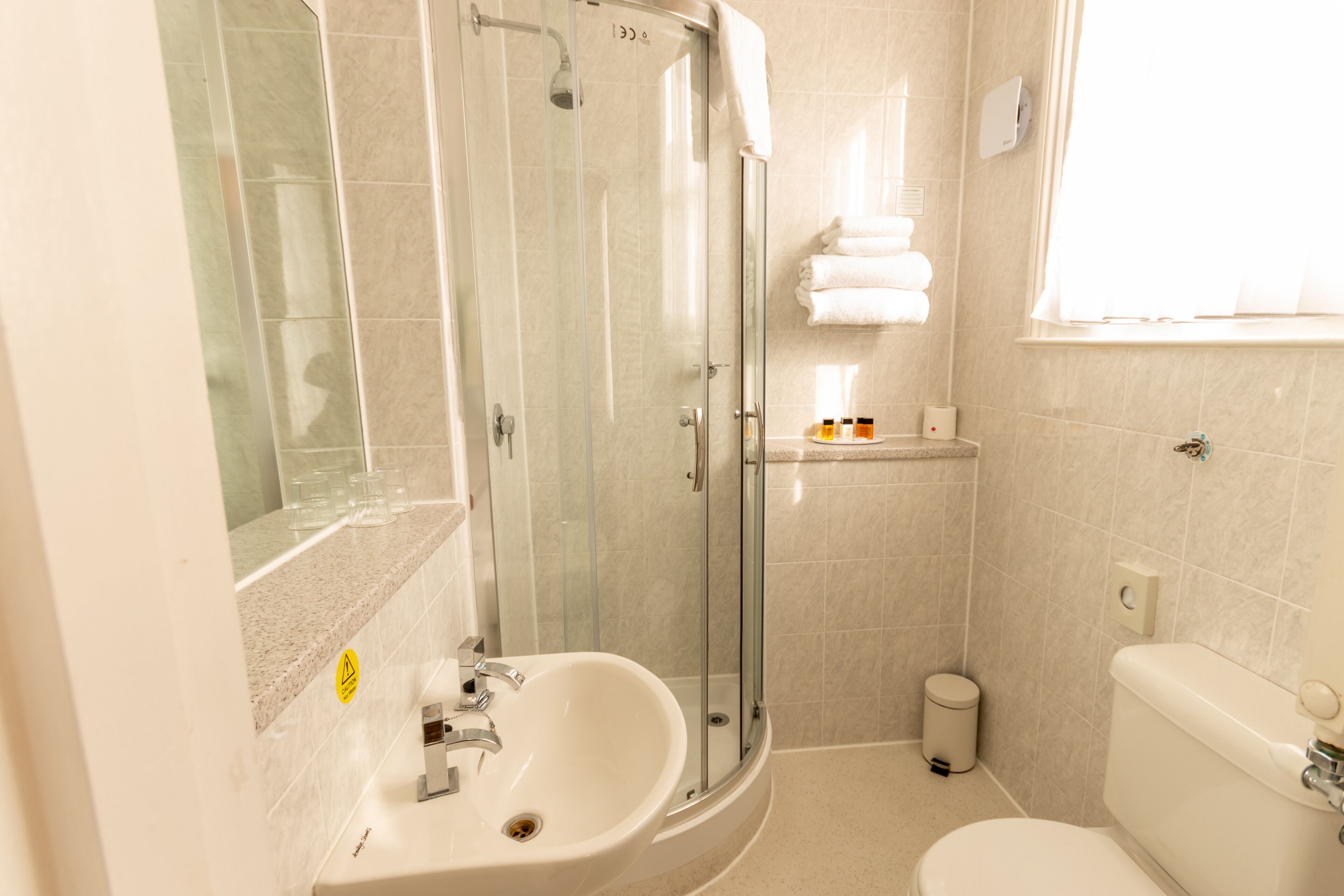 standard double room | bathroom | towels