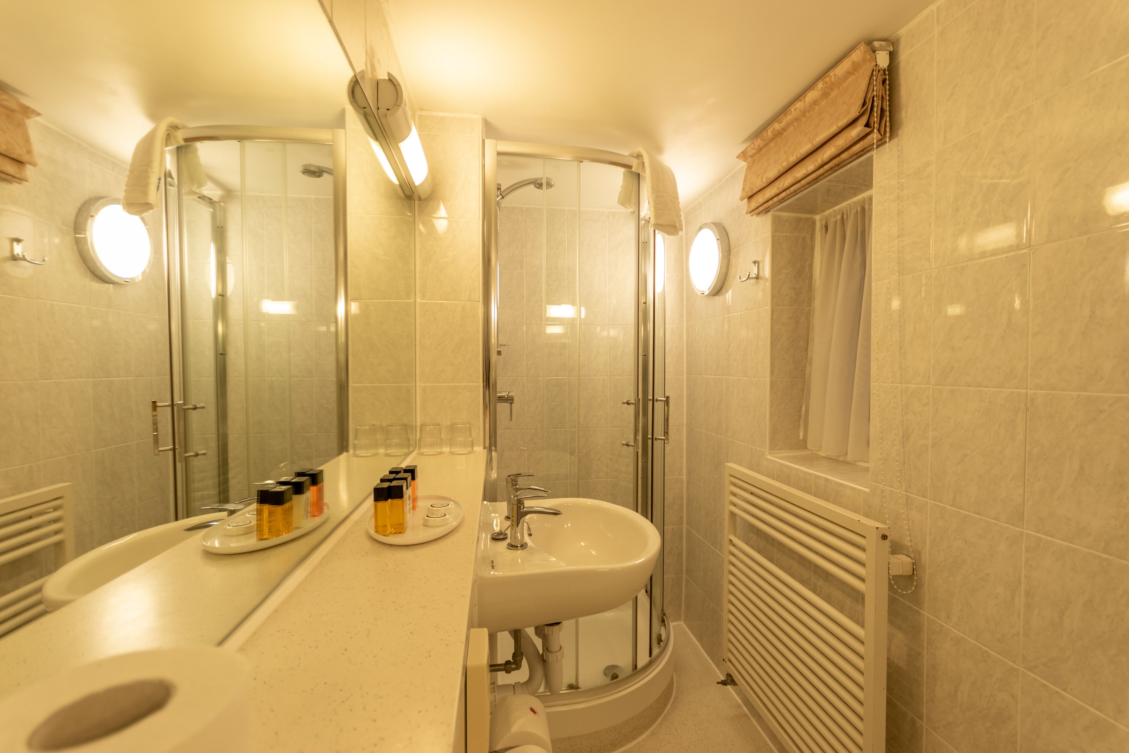 single room | bathroom | towels