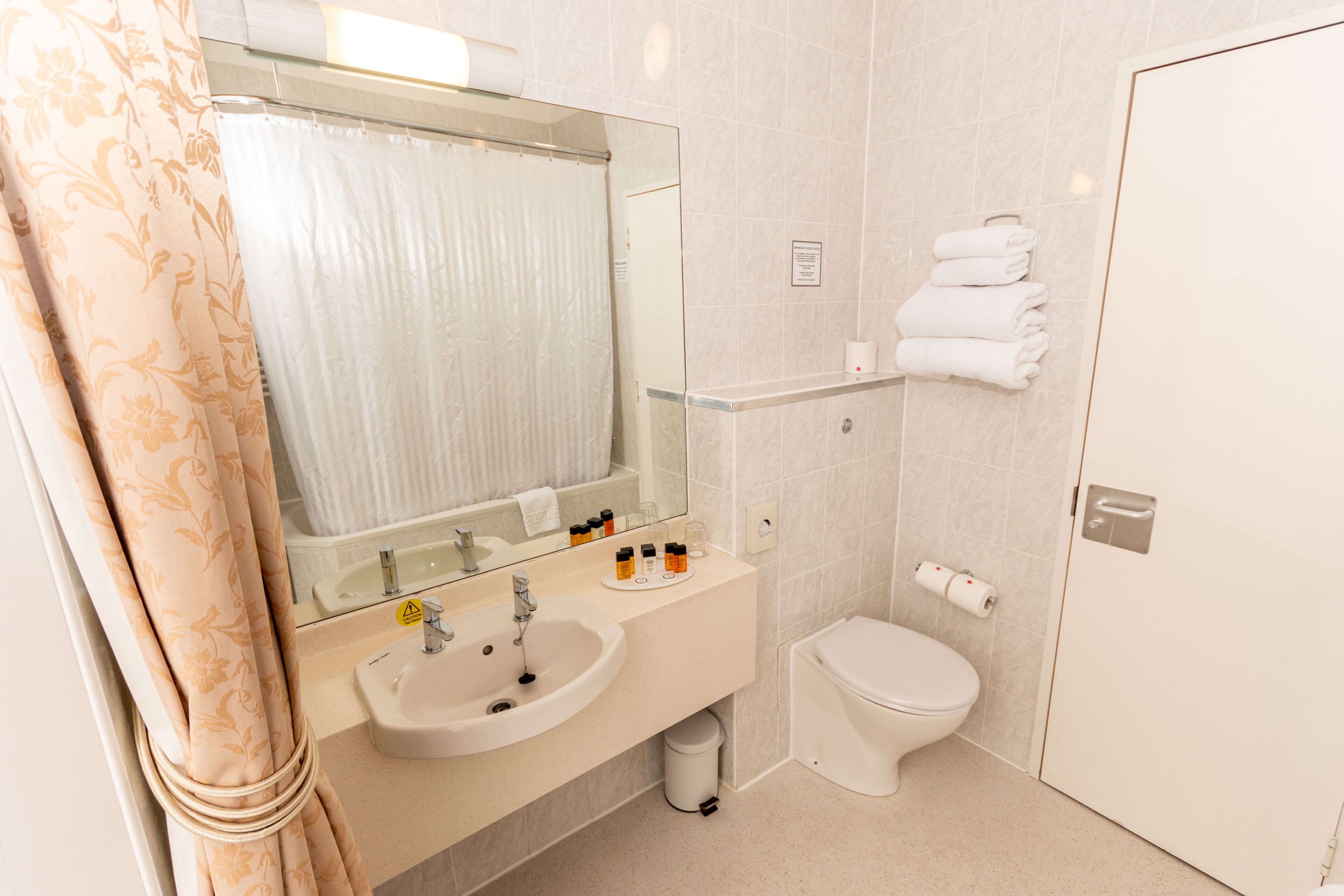 standard double room | bathroom | towels
