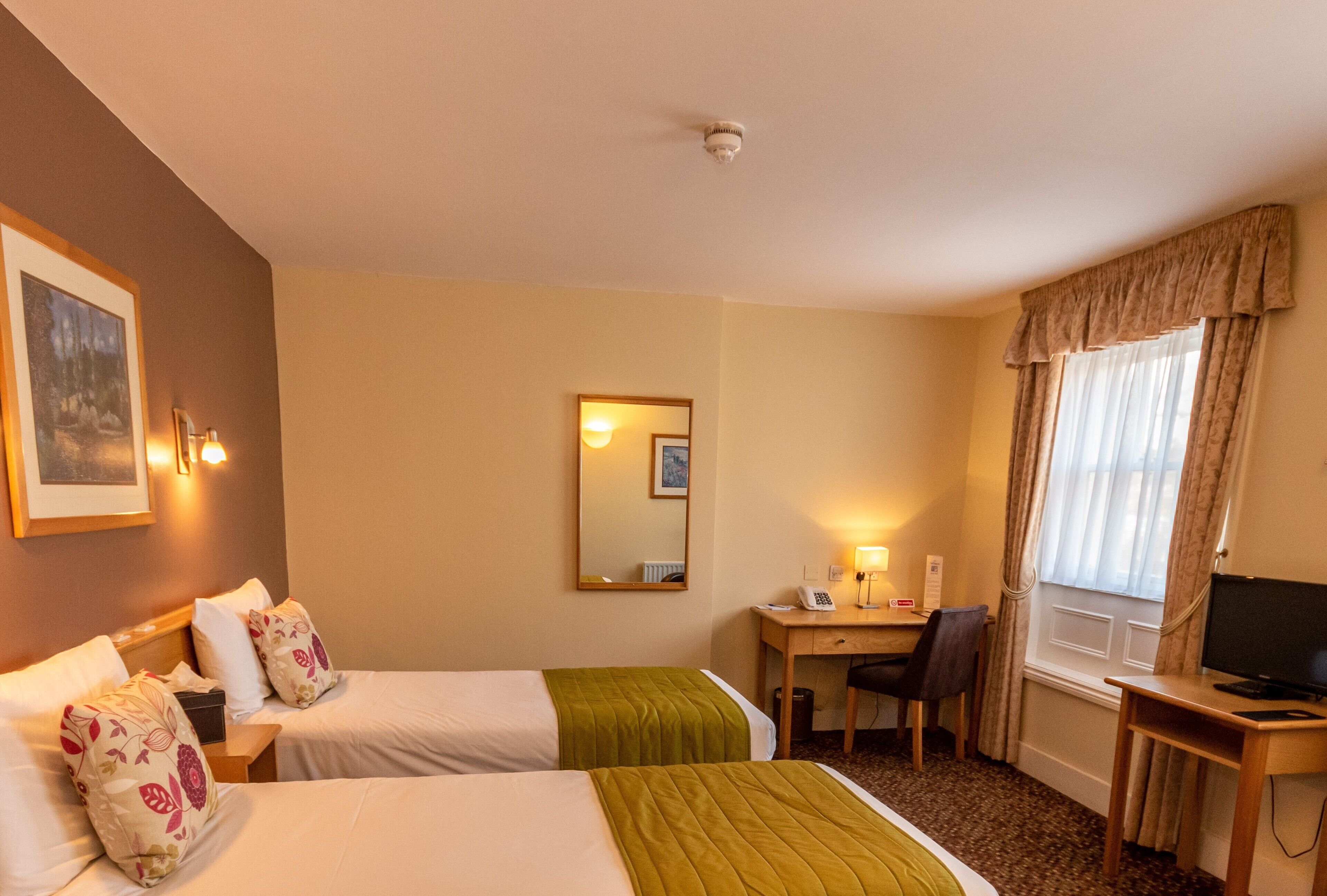 family room (comfort) | in-room safe, desk, free cots/infant beds, free wifi