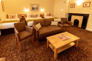 Quadruple Room | In-room safe, desk, free cribs/infant beds, free WiFi