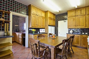 House, Multiple Bedrooms | Private kitchen | Full-size fridge, microwave, oven, stovetop