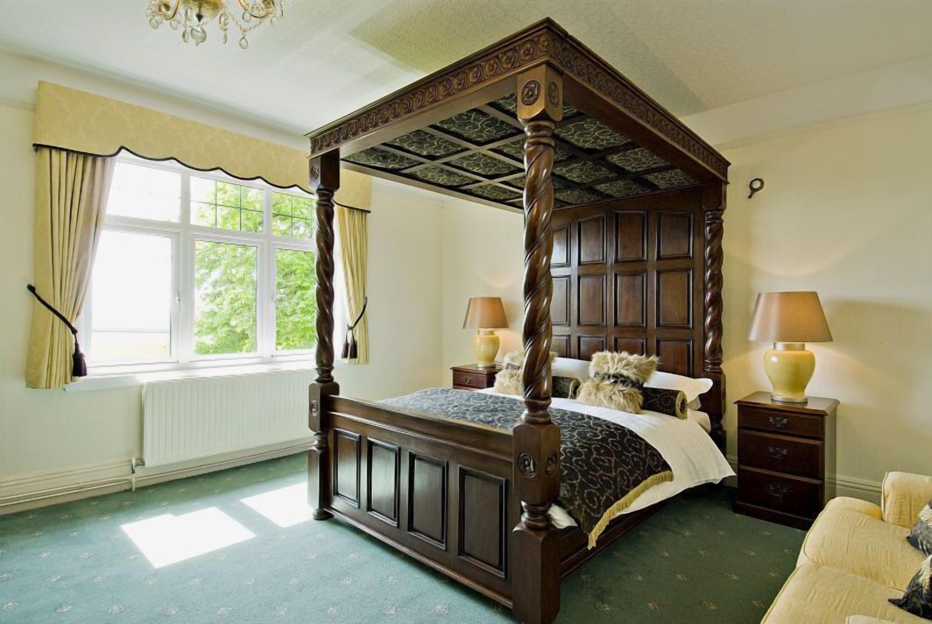 House, Multiple Bedrooms | 10 bedrooms, iron/ironing board, free WiFi, bed sheets