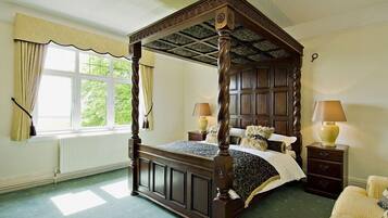 House, Multiple Bedrooms | 10 bedrooms, iron/ironing board, free WiFi, bed sheets