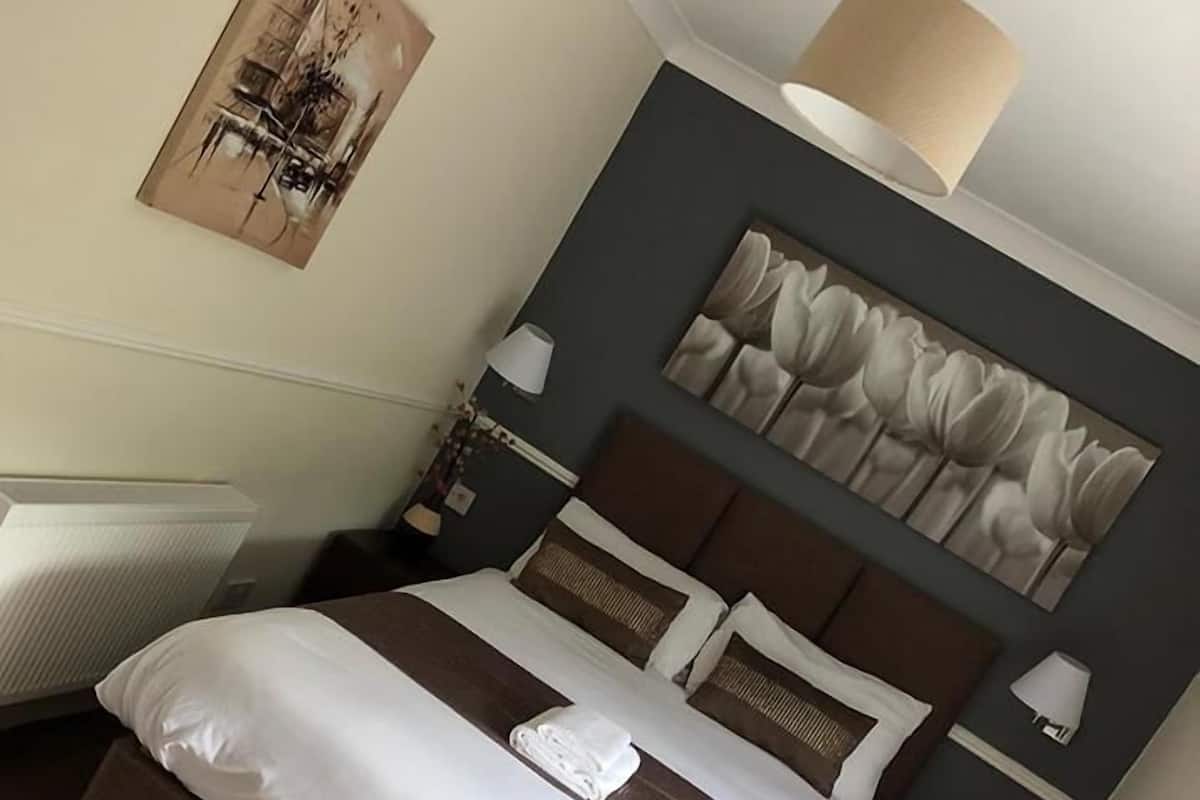 Peralatan tempat tidur hipoalergenik, meja, seterika/papan seterika