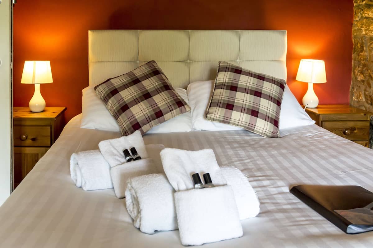 Superior Room, 1 King Bed, Ensuite, Garden View | Iron/ironing board, free cots/infant beds, free rollaway beds, free WiFi