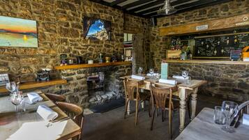 Breakfast, lunch, dinner served; British cuisine, alfresco dining