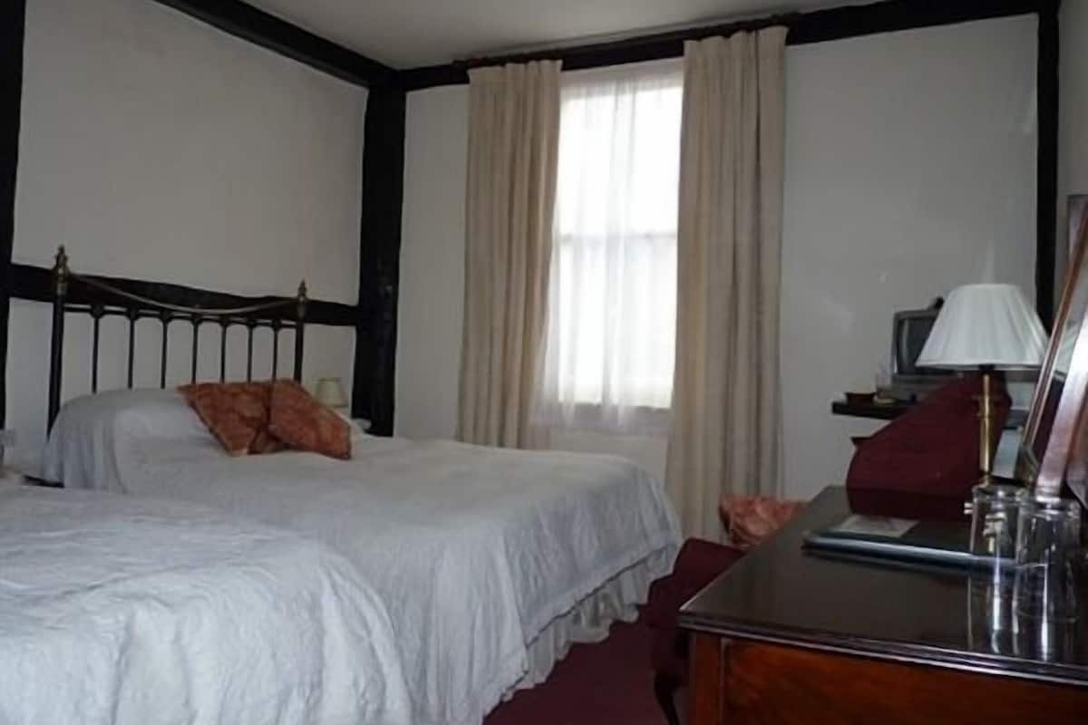 double room, ensuite | iron/ironing board