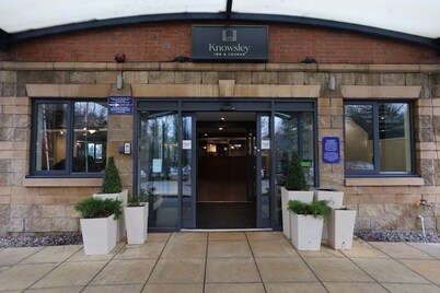 Knowsley Inn & Lounge