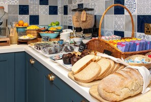 Sarapan lengkap setiap hari dengan biaya tambahan