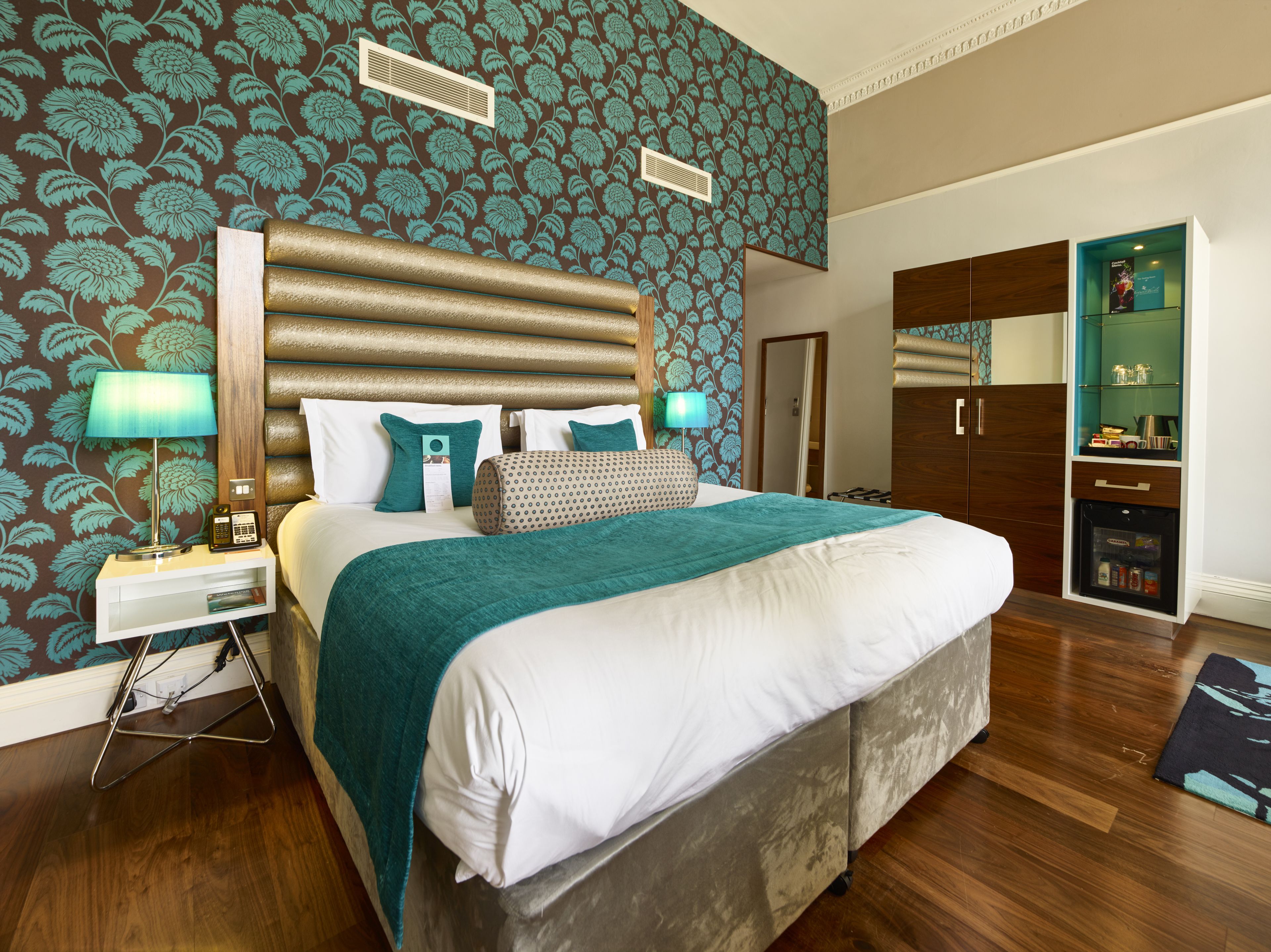 Sengetøy i egyptisk bomull, sengetøy av topp kvalitet og safe på rommet