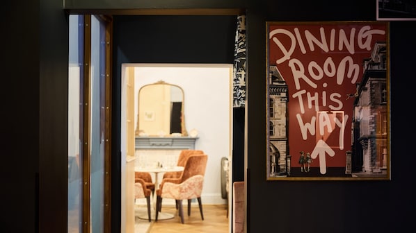 Un comedor con un cartel que indica 'DINING ROOM THIS WAY'.
