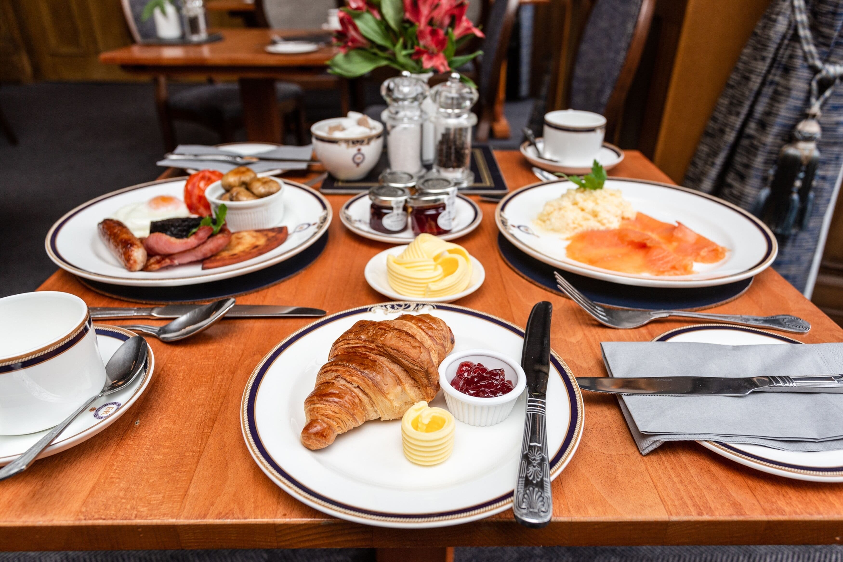 daily full breakfast (gbp 15 per person)
