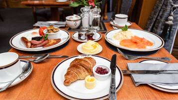 Desayuno completo diario (GBP 15 por persona)