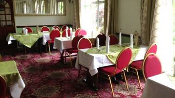 Daily full breakfast (GBP 5.50 per person)