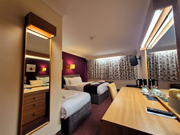 Een bureau, een strijkplank/strijkijzer, gratis wifi, beddengoed