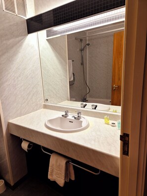 Standard-Zweibettzimmer | Badezimmer | Dusche, kostenlose Toilettenartikel, Haartrockner, Handtücher
