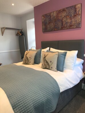 Double Room (Room 2) | Egyptian cotton sheets, premium bedding, pillowtop beds - Meadhon House (Jedburgh)