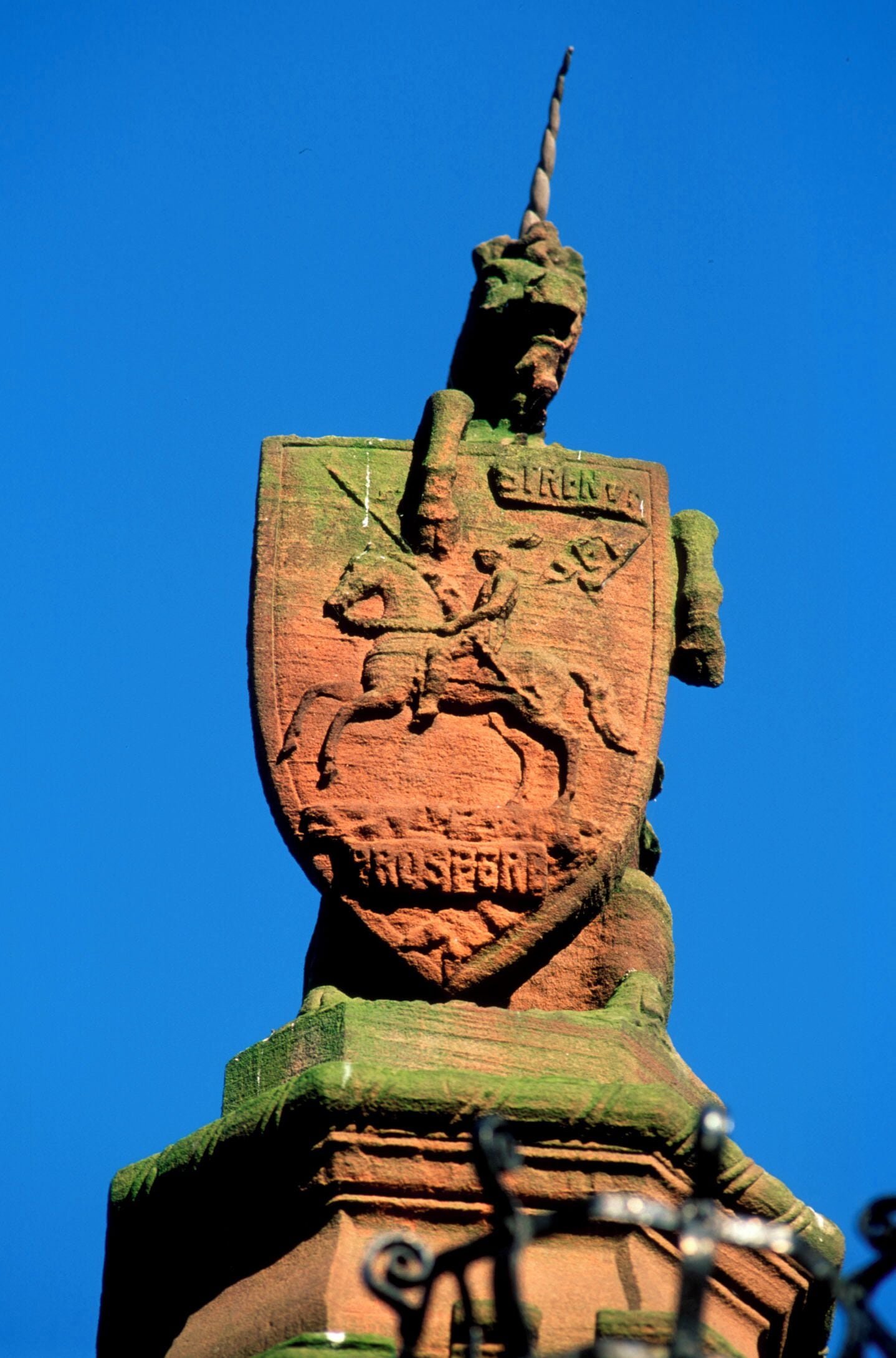 Una estatua de un jinete sobre un caballo, con un cielo azul despejado de fondo.