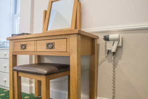 Double Room (Room 2) | Egyptian cotton sheets, premium bedding, pillowtop beds - Meadhon House (Jedburgh)