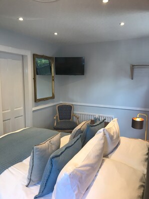 Double Room (Room 2) | Egyptian cotton sheets, premium bedding, pillowtop beds - Meadhon House (Jedburgh)