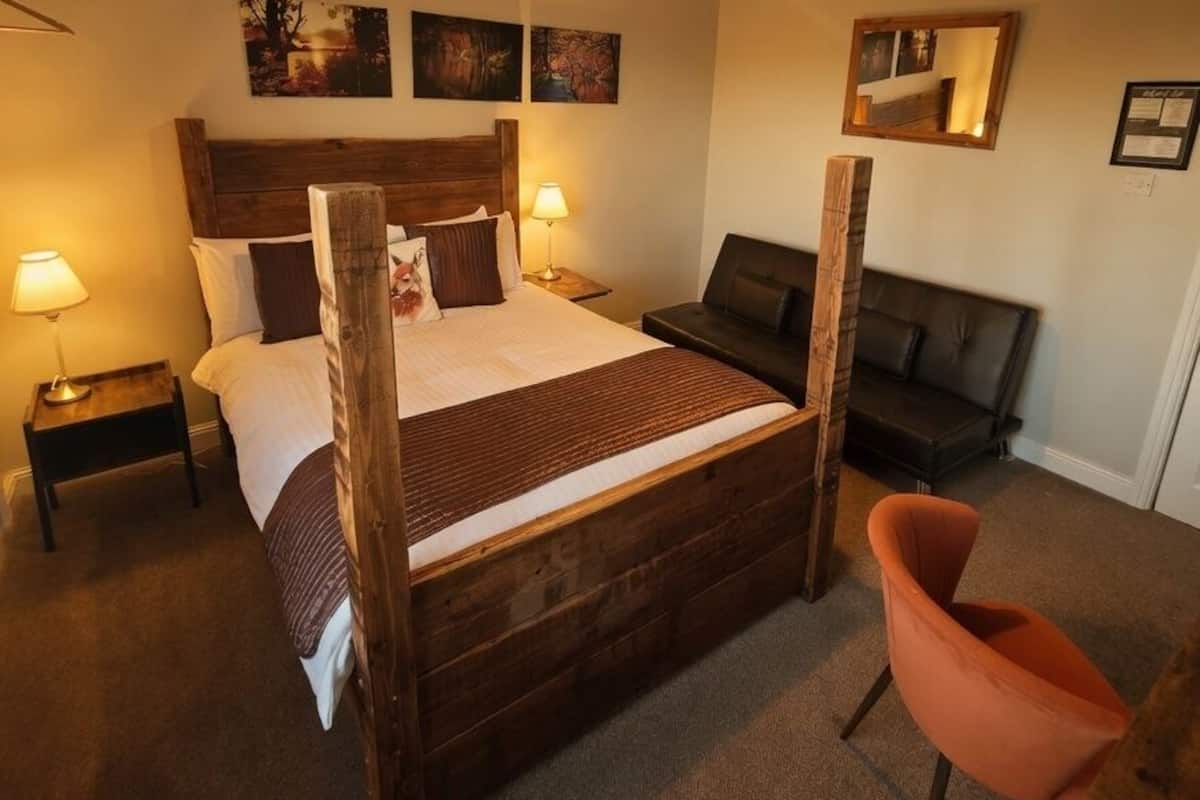 Chambre Triple, salle de bains attenante (12) | Literie de qualité supérieure, bureau