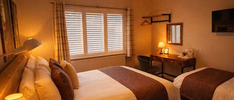 Triple Room, Ensuite (2) | Premium bedding, desk, laptop workspace, iron/ironing board
