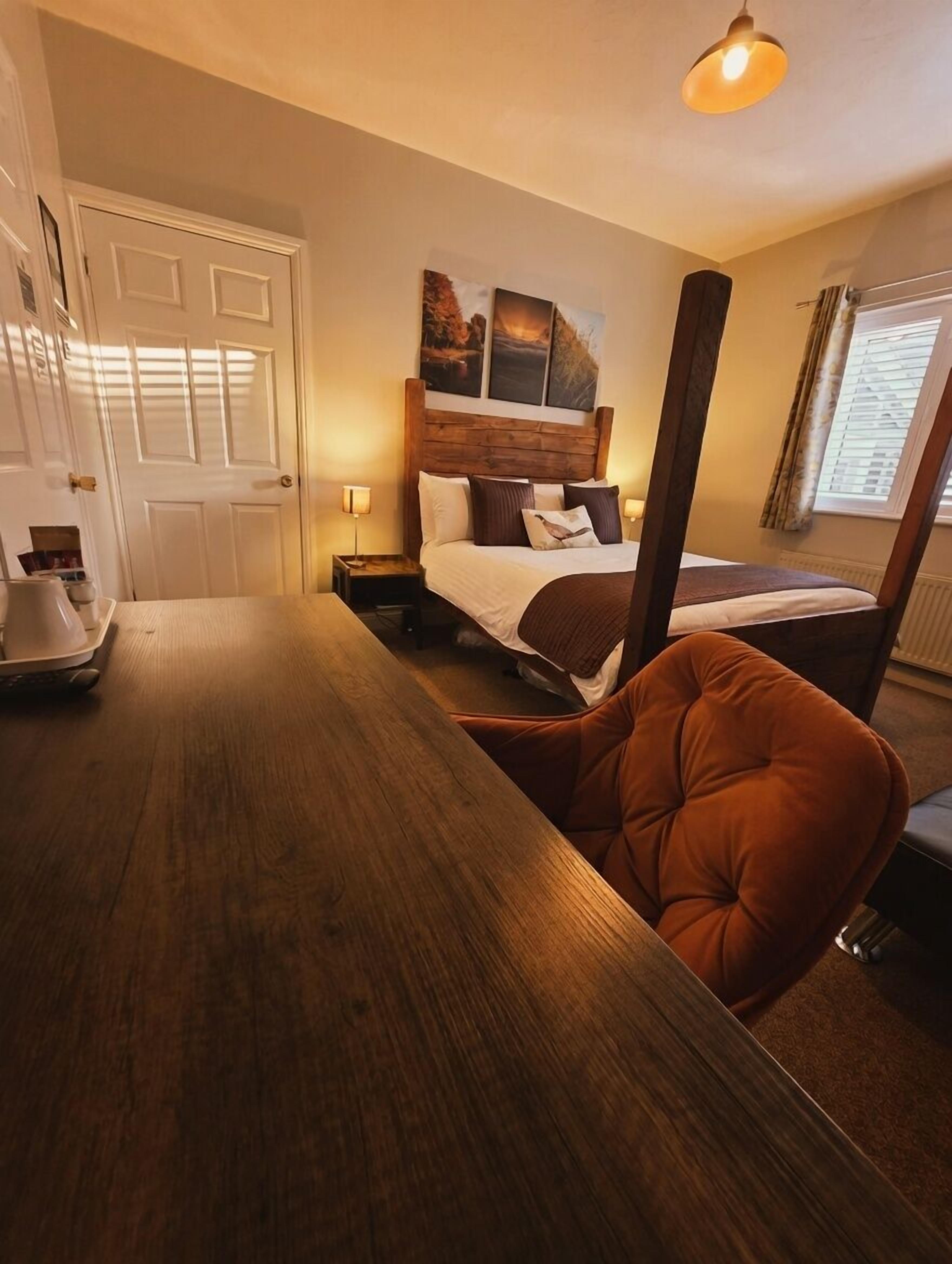 Triple Room, Ensuite (10) | Premium bedding, desk, laptop workspace, iron/ironing board