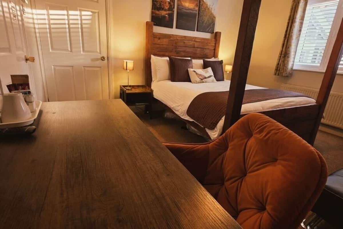 Chambre Triple, salle de bains attenante (10) | Literie de qualité supérieure, bureau