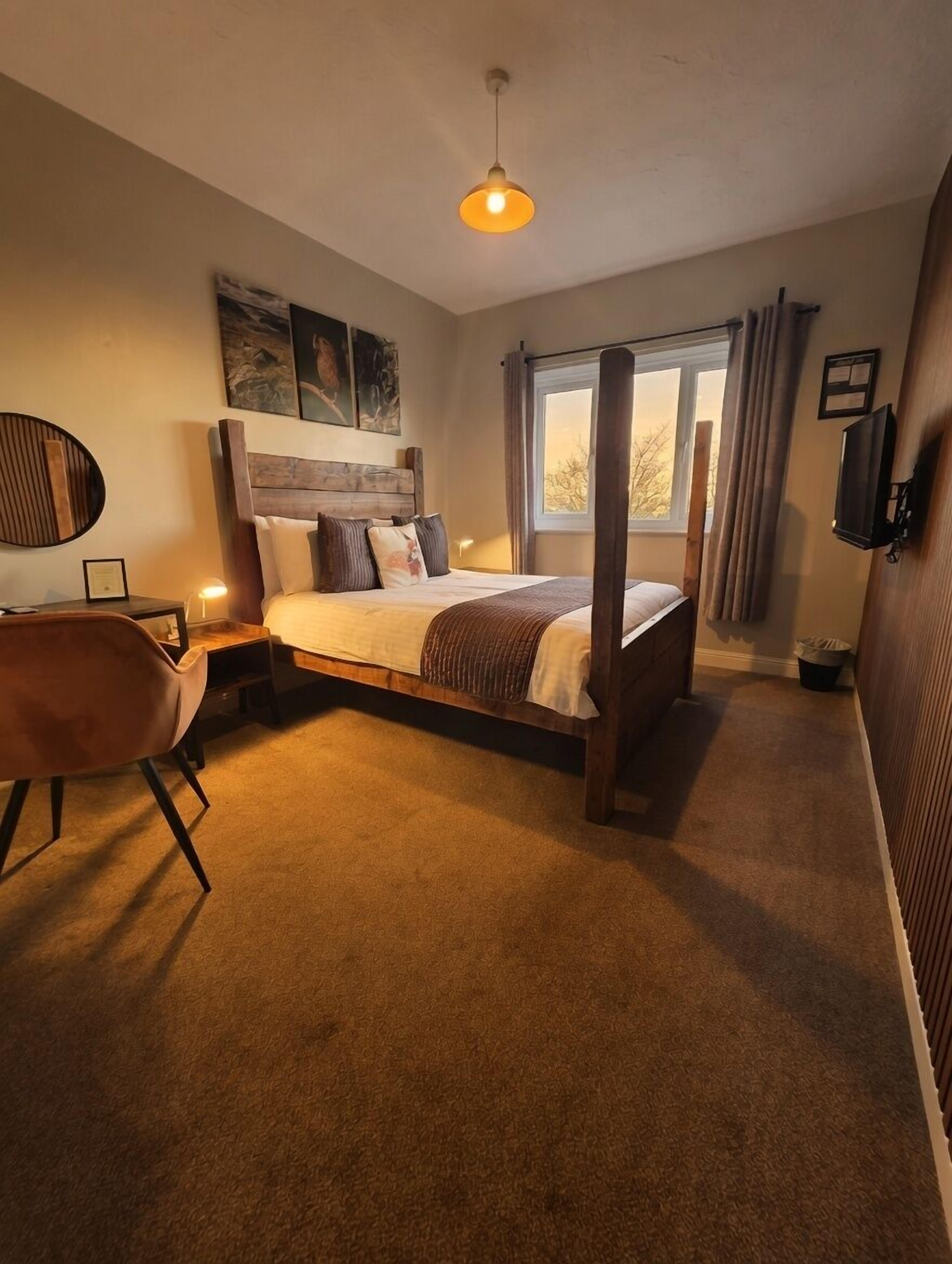 Double Room, Ensuite (15) | Premium bedding, desk, laptop workspace, iron/ironing board