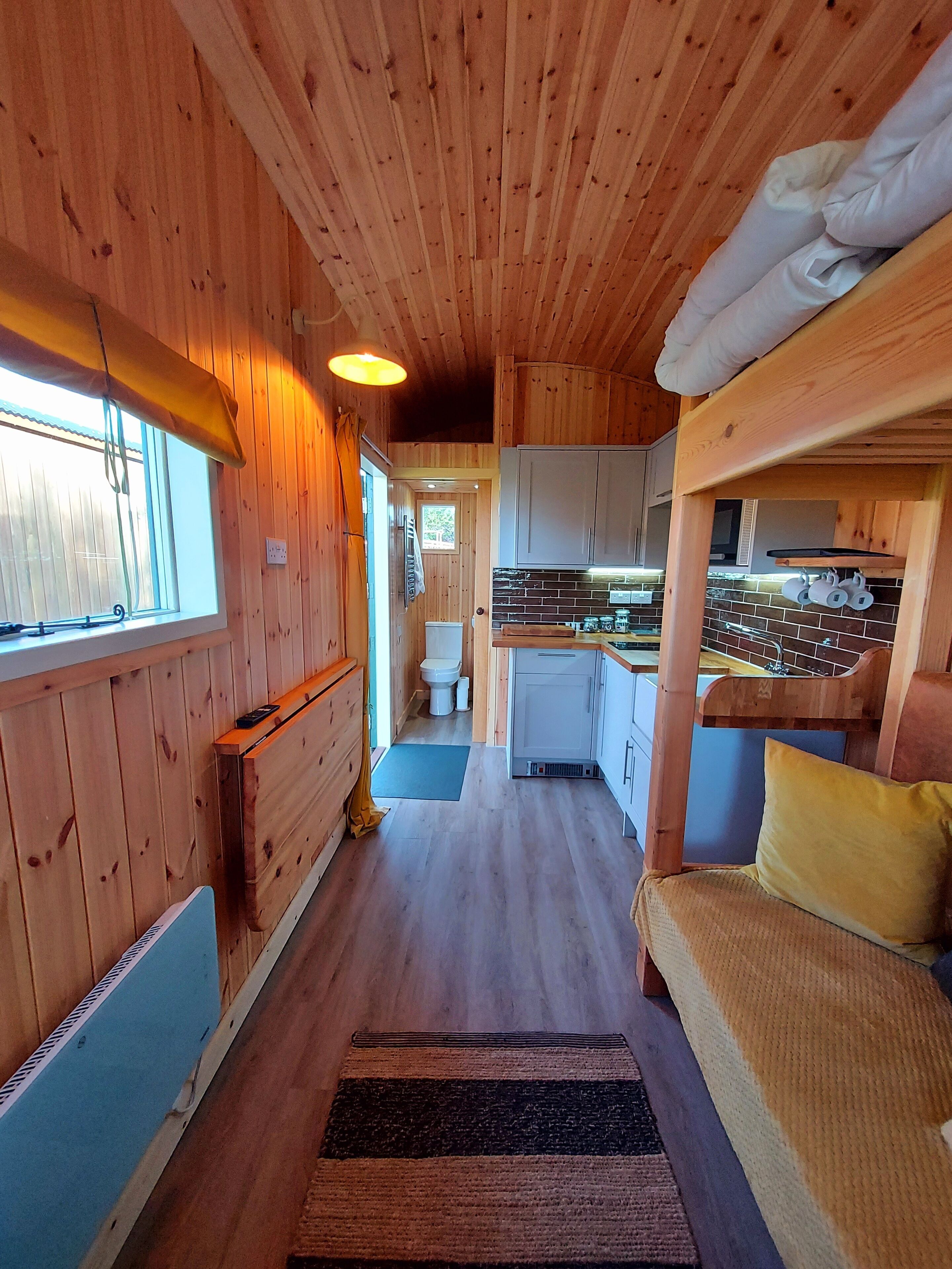 Ropa de cama de alta calidad y espacio para trabajar con laptop 