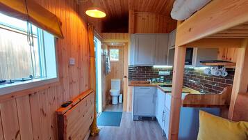 Ropa de cama de alta calidad y espacio para trabajar con laptop