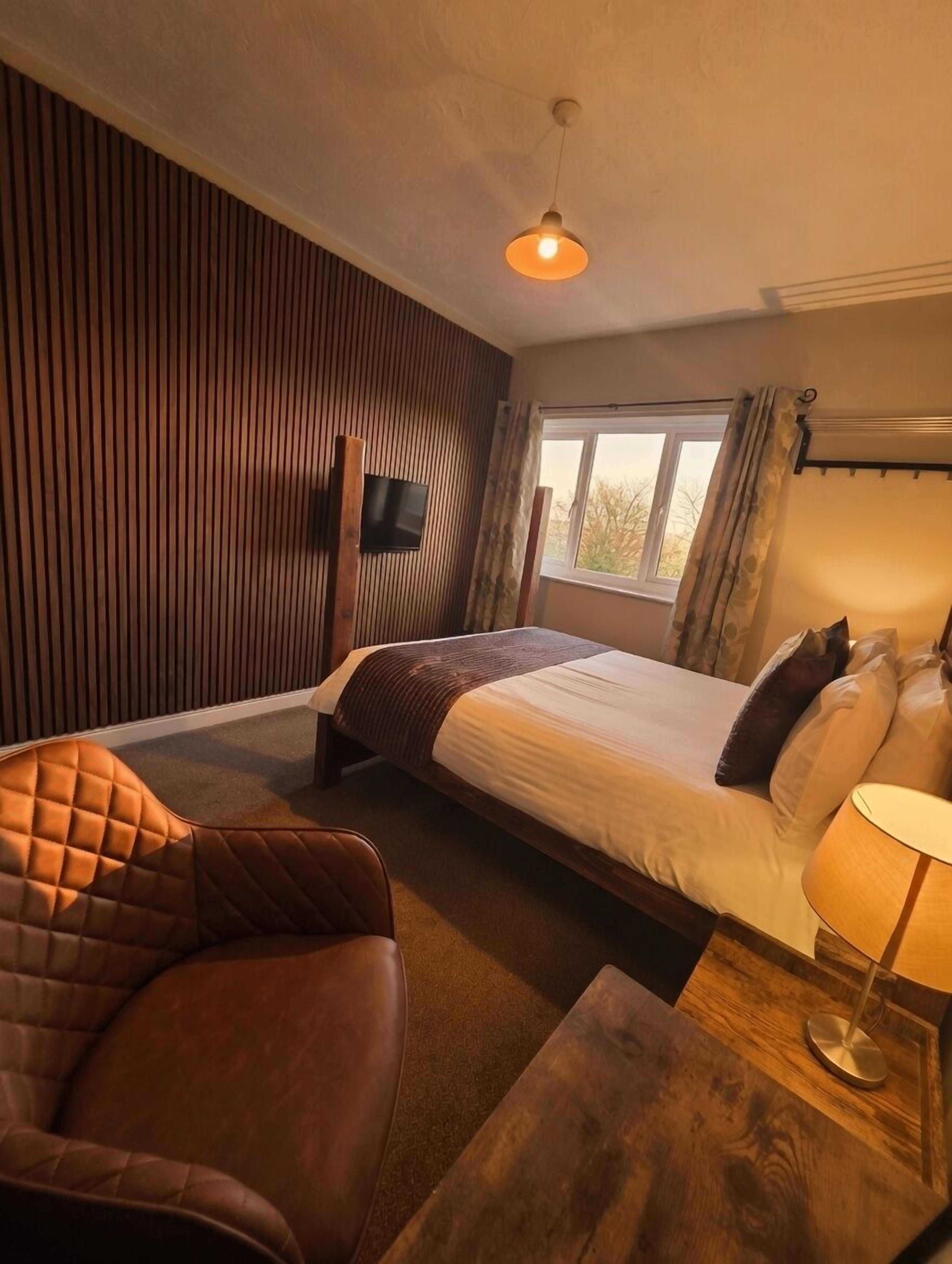 Double Room, Ensuite (16) | Premium bedding, desk, laptop workspace, iron/ironing board