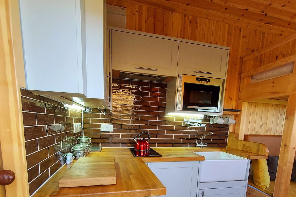 oven, stovetop, coffee/tea maker, electric kettle