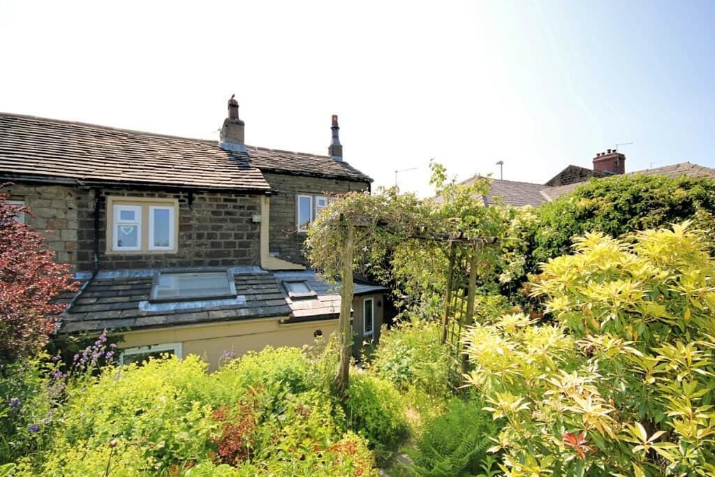 deluxe cottage | garden view