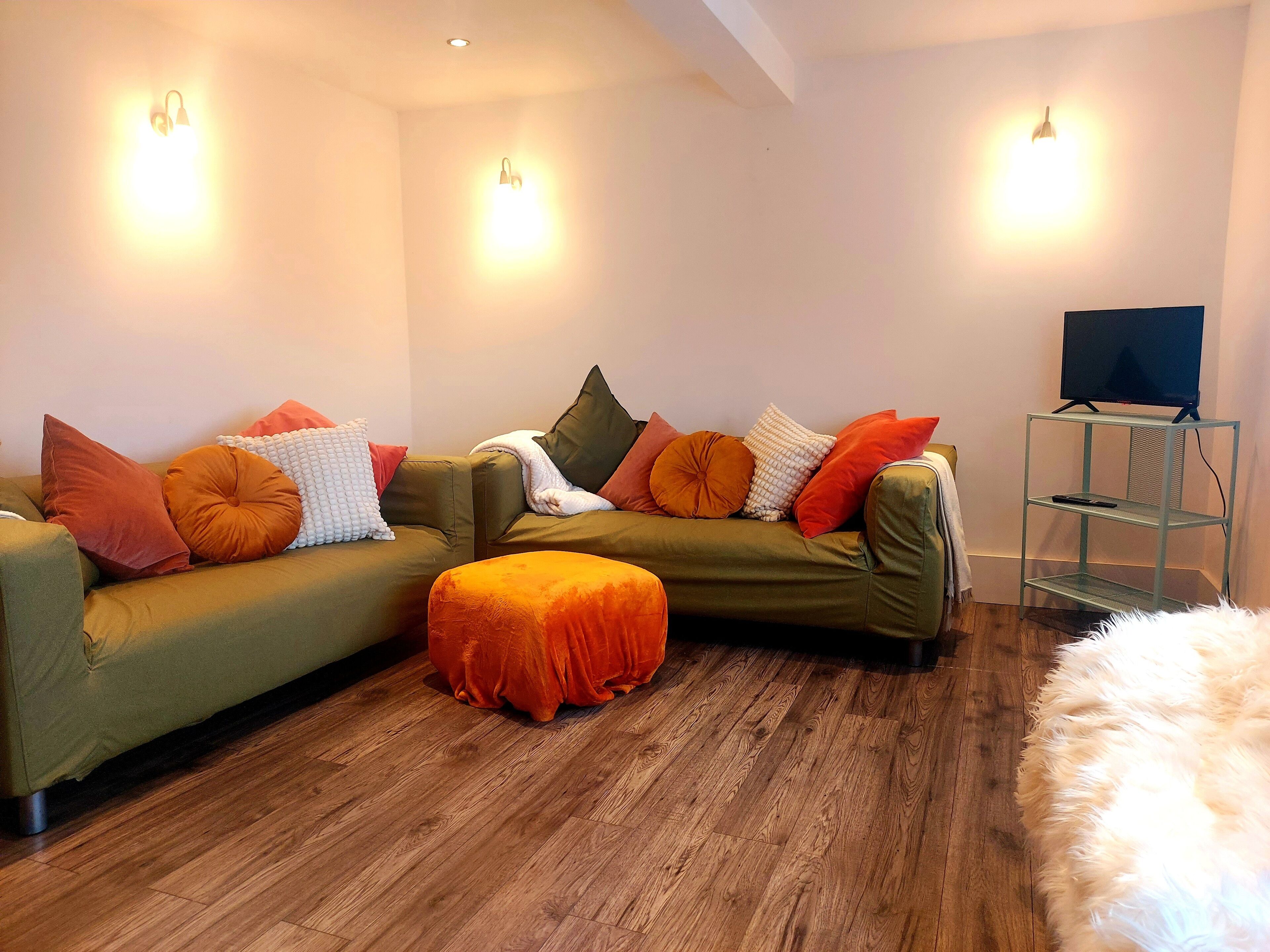 deluxe cottage | living area | 34-inch flat-screen tv with digital channels, tv