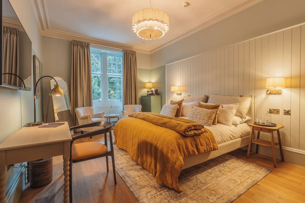 Comfy Room | 1 bedroom, in-room safe, desk, iron/ironing board