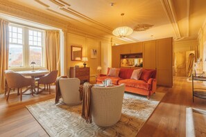 Svit Deluxe | Värdeförvaringsskåp på rummet, skrivbord och strykjärn/strykbräda