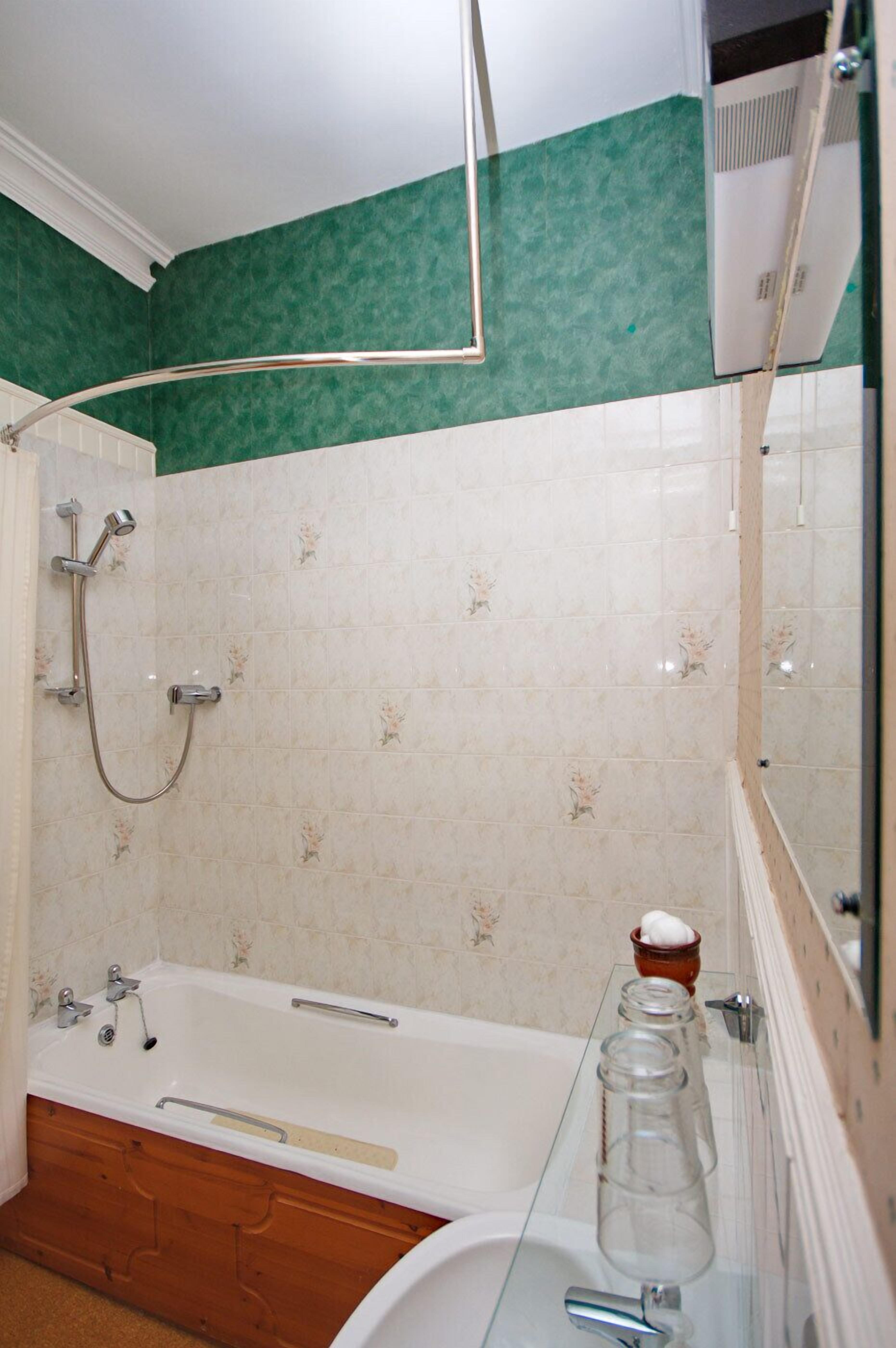 twin room | bathroom