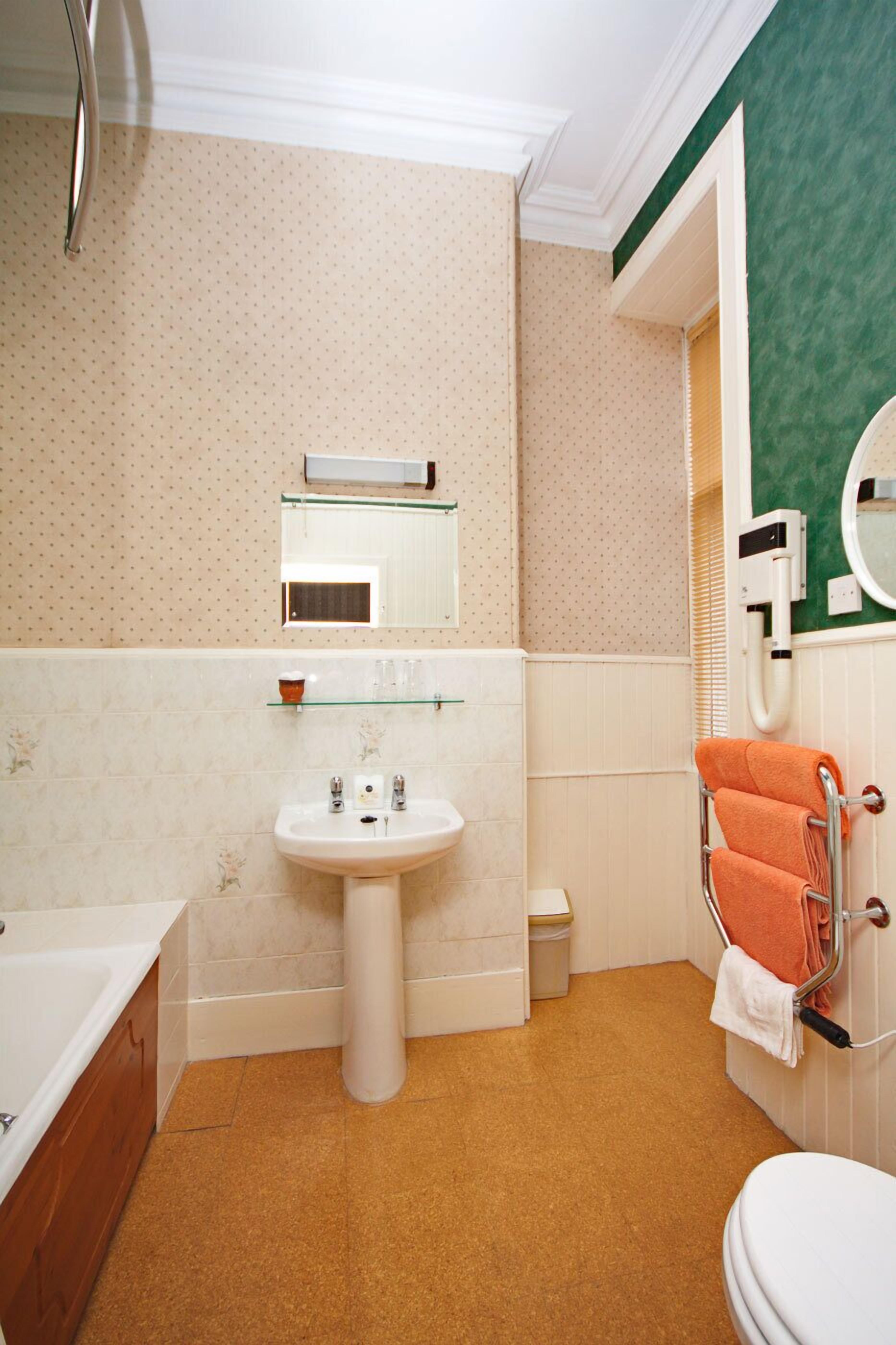 twin room | bathroom