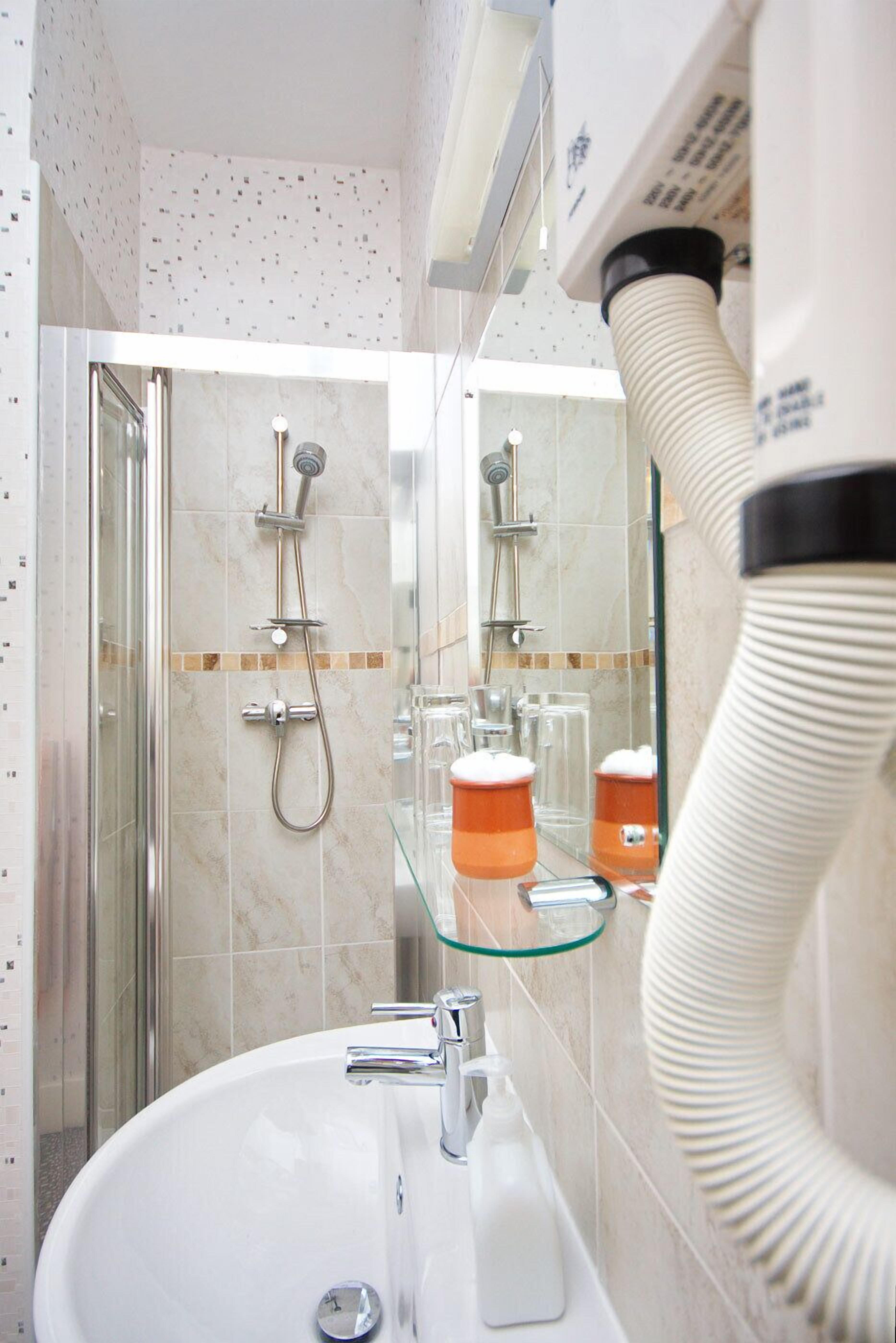 twin room | bathroom