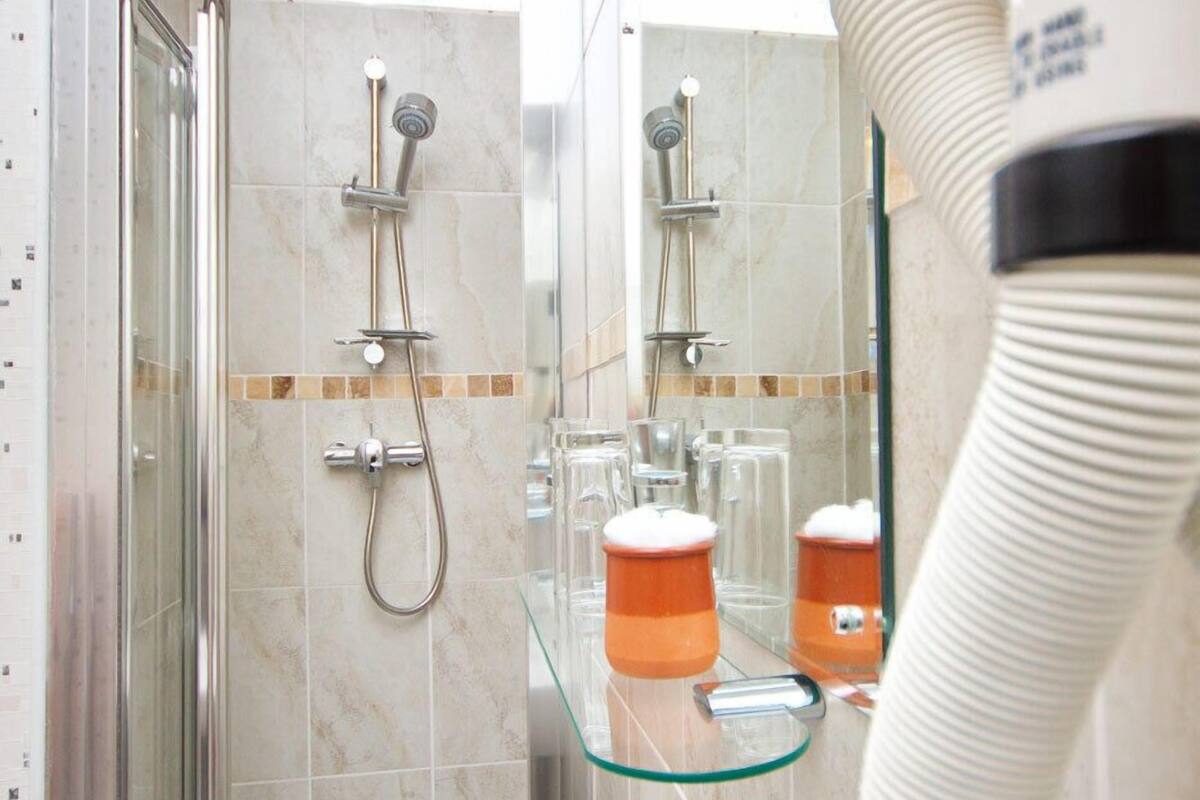 twin room | bathroom