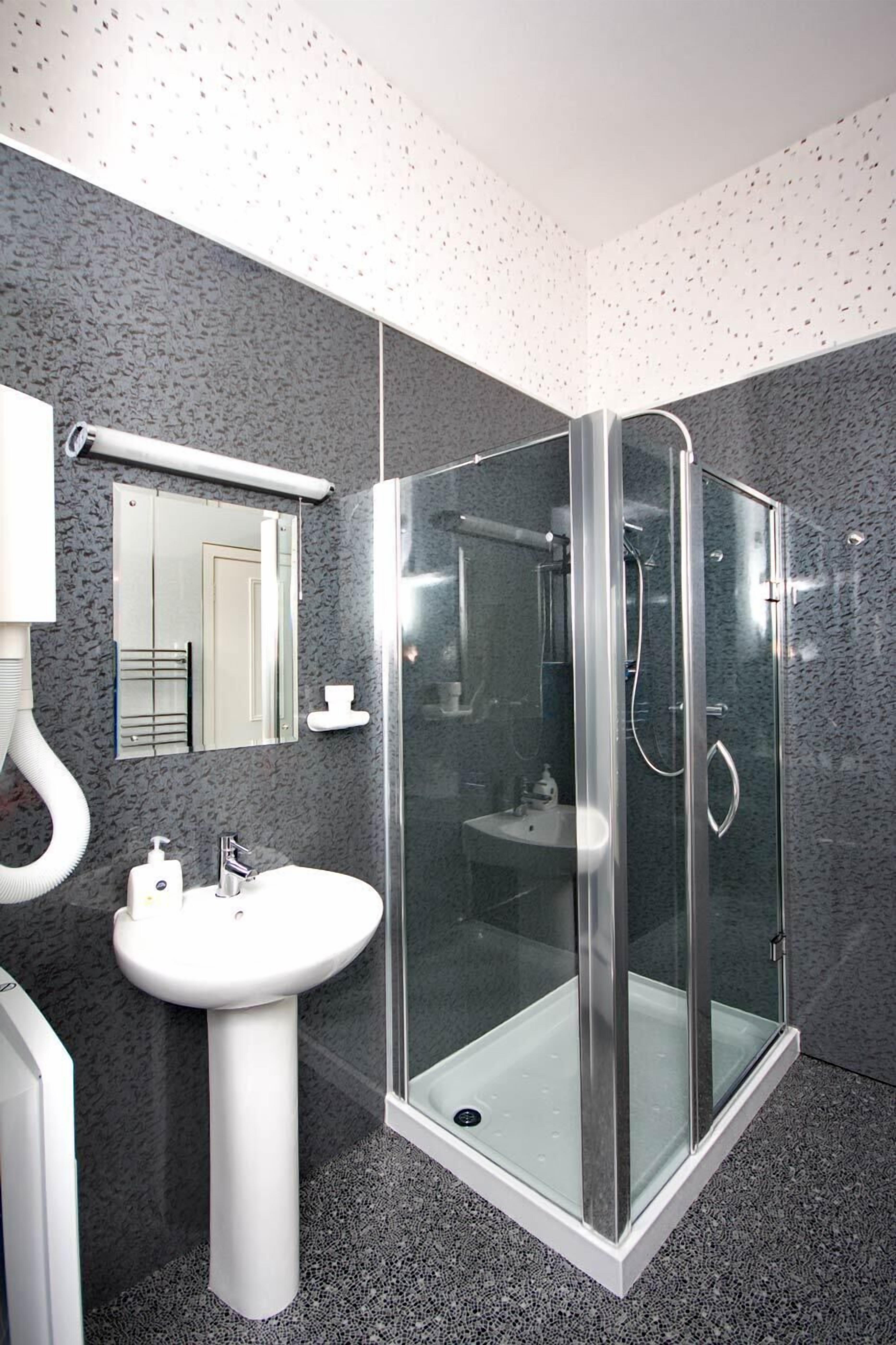 double room | bathroom